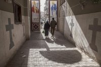 Extremistas muçulmanos obrigam idosa cristã a caminhar nua e ficam impunes