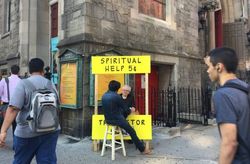 Pastor monta barraquinha de “ajuda espiritual” em frente à igreja