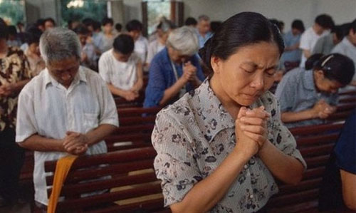 China liberta pastora com sinais de maus-tratos